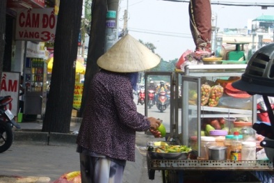 Trái cây ngâm bán rong: Gọt vỏ tay không, ngâm bằng nước sống